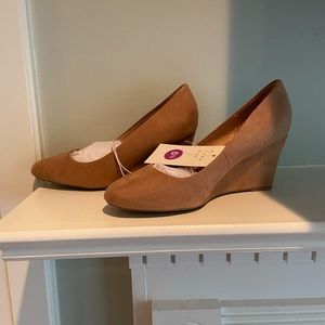 NWT Camel colored women’s wedges - Size 5.5